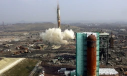 La dernière cheminée de l'ancienne fonderie Metaleurop de Noyelles-Godault est dynamitée, le 17 mars 2006, dans le cadre des actions de dépollution du site.