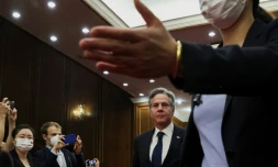 Le secrétaire d'Etat américain Antony Blinken s'avance pour assister à une réunion dans la villa d'Etat Diaoyutai à Pékin, le 19 juin 2023