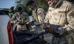 Une équipe de l'entreprise de sécurité privée Blue Hawk Tactical approvisionne ses armes avant une opération visant un site minier clandestin, prÚs de Springs, en Afrique du Sud, le 28 avril 2021.