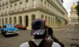 Un Cubain porte une casquette avec le drapeau américain à La Havane, le 3 novembre 2020