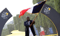 Teddy Riner sur le podium du Tour de France le 24 juillet 2016 sur les Champs Elysées à Paris