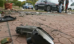 Des carabiniers italiens devant le domicile d'un journaliste d'enquĂȘte italien dont une bombe a fait exploser la voiture Ă Pomezia prĂšs de Rome, le 17 octobre 2025