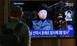 Image télévisée de Kim Jung Un, à la tête de la Corée du Nord, regardée par un passant dans une station de métro de Séoul, en Corée du Sud, le 9 mars 2020