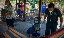 Des soignants s'occupent d'une femme qui vient d'accoucher à Chaviripa, dans l'Etat de Bolivar, le 18 janvier 2022 au Venezuela