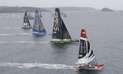 Les trimarans Sodebo et Macif, ainsi que leurs concurrents, lors du départ de la Transat anglaise à Plymouth, le 2 mai 2016