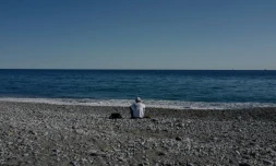 Une personne migrante sur la plage, à Vintimille, le 5 août 2020, après que le Centre de la Croix-Rouge qui hébergeait les candidats à la traversée de la frontière italo-française a été fermé