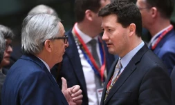 Le président de la Commission européenne Jean-Claude Juncker (G) avec l'allemand Martin Selmayr (D), nommé nommé dans des conditions controversées au sommet de l'administration européenne, ici à Bruxelles le 22 mars 2018