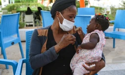 Aïcha, une Guinéenne victime d'esclavage sexuel en Libye, avec sa fille à Médenine, le 2 juin 2021 en Tunisie 