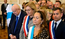 Le maire de Marseille Jean-Claude Gaudin (g) et des officiels se recueillent le 5 novembre 2019 Ă la mairie de la ville, un an aprĂšs l'effondrement de deux immeubles