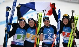 (de gauche à droite) Les biathlètes françaises Sophie Chauveau, Justine Braisaz-Bouchet, Julia Simon et Lou Jeanmonnot-Laurent célèbrent leur victoire lors du relais féminin des Mondiaux de biathlon à Nove Mesto, République Tchèque le 17 février 2024