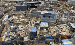 Des abris et des maisons détruits dans la ville de Vahibe, à la périphérie de Mamoudzou, sur le territoire français de Mayotte dans l'océan Indien, une semaine après le passage du cyclone Chido sur l'archipel, le 24 décembre 2024 
