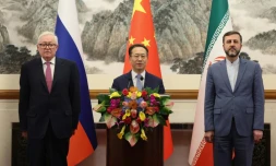 Les vice-ministres des Affaires étrangères Ma Zhaoxu (Chine, centre), Sergueï Riabkov (Russie, gauche) et  Kazem Gharibabadi (Iran, droite) face à la presse, le 14 mars 2025 à Pékin
