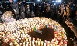 Cérémonie matinale à la mémoire des victimes à l'occasion du 30e anniversaire du tremblement de terre de Kobe, le 17 janvier 2025 au Japon