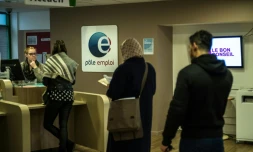 Un employé de PÎle emploi dans une agence de Lille, le 16 décembre 2015