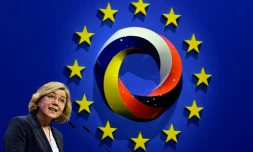 La responsable numérique de l'UE, Henna Virkkunen, s'exprime lors d'un sommet sur la souveraineté technologique de l'Europe, le 18 novembre 2025, au campus EUREF de Berlin