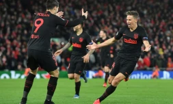 Marco Llorente (d), de l'Atletico Madrid, aprÚs avoir marqué contre Liverpool en huitiÚmes retour de la Ligue des champions, le 11 mars 2020 à Anfield Road