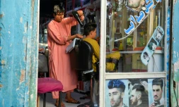 Nader Shah dans son salon de coiffure, à Hérat en Afghanistan le 19 septembre 2021