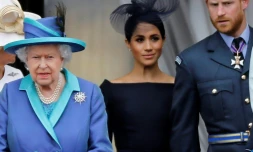 Le prince Harry (d), son épouse Meghan Markle (c) et la reine d'Angleterre Elizabeth II, au palais de Buckingham à Londres, le 10 juillet 2018