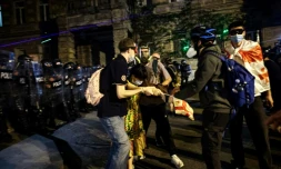 Gaz lacrymogÚne et balles en caoutchouc tirés par la police contre des manifestants à Tbilissi le 30 avril 2024