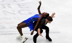 Le couple Vanessa James et Morgan Cipres patinent pour le programme court, lors du Mondial de patinage à Milan, le 22 mars 2018