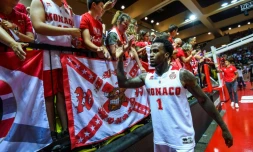 L'Américain Dee Bost salue les supporteurs lors du match 4 de la finale du championnat contre l'Asvel, le 22 juin 2019 à Monaco