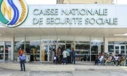 Des personnes patientent devant la Caisse nationale de sécurité sociale à Libreville, le 12 septembre 2023