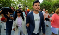 Javier Sanchez Santos, reconnu comme le fils naturel de Julio Iglesias, arrive avec sa mĂšre au tribunal Ă Valence en Espagne, le 4 juillet 2019