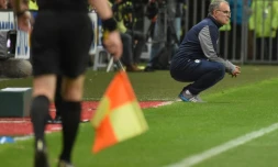 L'entraîneur de Lille Marcelo Bielsa suit le match face à Rennes au Roazhon Park, le 21 octobre 2017 