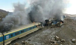 Une photo de presse fournie le 25 novembre 2016 par l'agence de presse Tasnim montre des trains endommagés à la suite d'un accident dans la province de Semnan, à environ 250 km à l'est de la capitale iranienne, Téhéran
