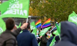 Des pro PMA agitent des drapeaux aux couleurs LGBT pour marquer leur opposition au point de vue d'un groupe de manifestants anti PMA (drapeaux verts), le 10 octobre 2020 à Rennes