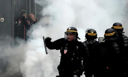 Heurts entre policiers et "gilets jaunes" lors d'une manifestation Place d'Italie, le 16 novembre 2019 Ă Paris
