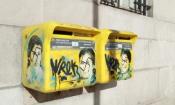 Le portrait de Simone Veil sur une boîte aux lettres recouvert de graffitis antisémites, le 11 février 2019 à Paris