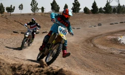 La motarde iranienne Behnaz Shafiei s'élance sur la piste lors d'un entraînement le 27 février 2017 à Parand 