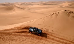 L'Audi hybride, pilotée par l'Espagnol Carlos Sainz, assisté de son co-pilote Lucas Cruz, lors de la troisième étape du Dakar-2022 à al-Qaisumah (Arabie saoudite), le 4 décembre 2022