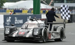 Le Suisse Nell Jani au volant de la Porsche 919 Hybrid N.2 franchit en vainqueur la ligne d'arrivée des 24 Heures du Mans, le 19 juin 2016