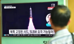 Un homme scrute un écran de télévision annonçant un nouveau tir de missile par la Corée du Nord, le 25 août 2016 à Séoul, en Corée du Sud