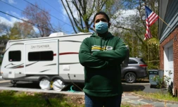 Le Dr Anish Samuel, le 22 avril 2020 séjourne dans une caravane devant chez lui pour ne pas risquer d'infecter sa femme et ses enfants