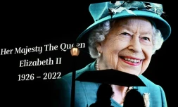 Un portrait géant de la reine Elizabeth II à Picadilly Circus, à Londres, après l'annonce du décès de la souveraine à l'âge de 96 ans, le 8 septembre 2022