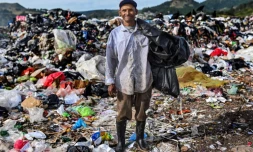 Marlon Escoto, 69 ans, ramasse des ordures dans la décharge municipale dans la périphérie de Tegucigalpa, le 24 novembre 2021