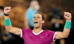 L'Espagnol Rafaël Nadal remporte son 21e titre du Grand Chelem après battu le Russe Daniil Medvedev en finale de l'Open d'Australie, le 31 janvier 2022 à Melbourne