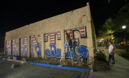 Le street artiste Jules Muck peint un graffiti en l'honneur du candidat à la primaire démocrate américaine Bernie Sanders, à Coachella en Californie, le 21 avril 2016