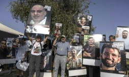 Des proches d'Israéliens retenus en otages dans la bande de Gaza, se rassemblent pour écouter le ministre israélien des Finances lors d'un rassemblement à Jérusalem, le 3 juin 2024