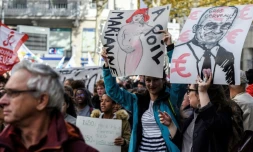 Un manifestant porte une pancarte disant "Marianne à poil" lors d'une manifestation à Lyon, le 12 novembre 2018