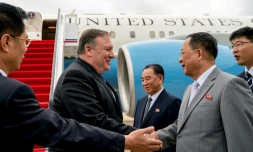 Le secrétaire d'Etat américain Mike Pompeo (g) est accueilli par son homologue nord-coréen Ri Yong Ho (2e d) et par Kim Yong Chol (c), le bras droit de Kim Jong Un, à son arrivée à l'aéroport de Pyongyang, le 6 juillet 2018 en Corée du Nord