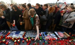 Des Russes rendent hommage aux victimes des attentats dans le métro de Saint-Pétersbourg, à Moscou, le 6 avril 2017