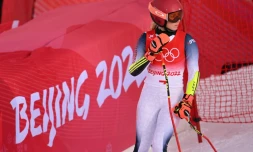 L'Américaine Mikaela Shiffrin après sa sortie de piste lors de la première manche du géant des Jeux olympiques de Pékin, le 7 février 2022