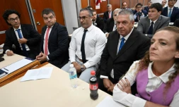 Le docteur Leopoldo Luque (c) à l'ouverture du procès sur la mort de la légende du football argentin Diego Maradona au tribunal de San Isidro, dans la province de Buenos Aires, en Argentine, le 11 mars 2025