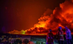 Des pompiers observent un incendie dans la région touristique de Margaret River, le 8 décembre 2021 en Australie