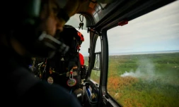 Un hélicoptère de la Sécurité en reconnaissance au-dessus d'un incendie de forêt sur la commune de Le Porge, en Gironde, le 31 juillet 2026