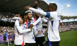 Les Lyonnais se congratulent après le but de Malick Fofana, à Toulouse le 29 septembre 2024 